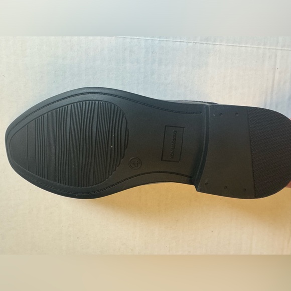 Boys shoes size 4 - Picture 3 of 4